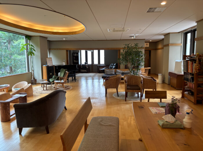 湯ともりラウンジ座席