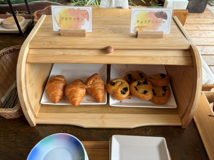 クロワッサンとチョコデニッシュ