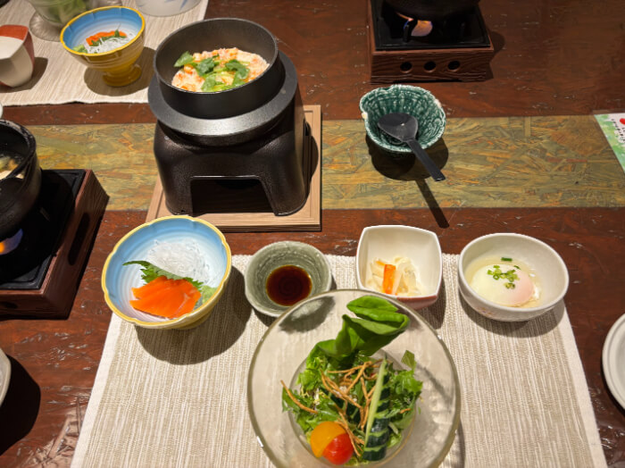 ご飯、サラダ、刺身