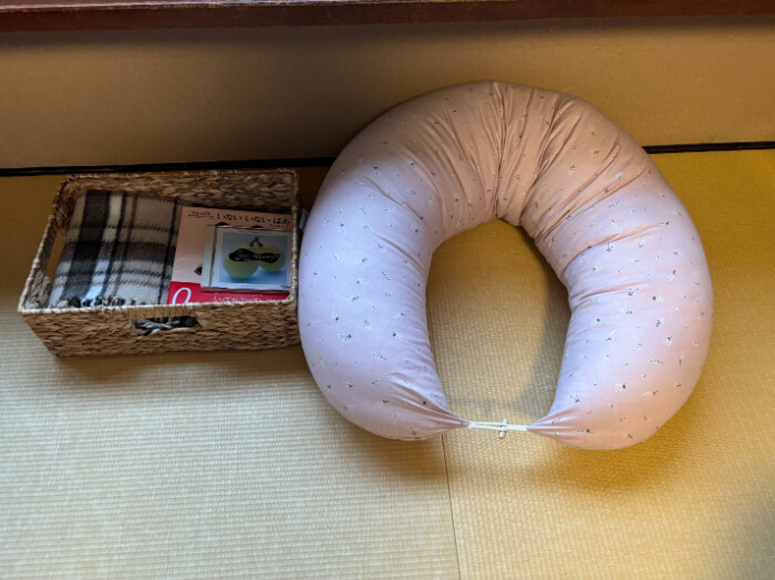 妊婦用のクッションとブランケット