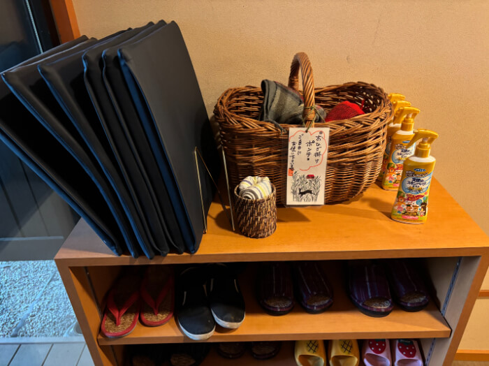 座布団、ひざ掛け、虫よけスプレー