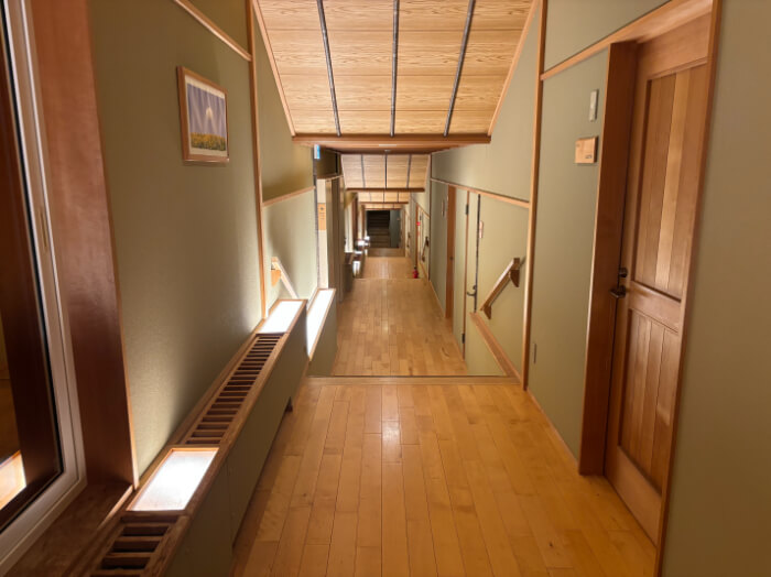森の旅亭びえいの廊下。