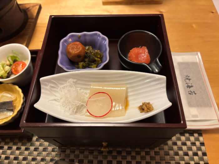 重箱の中段にはそれぞれ小鉢に入ったたらこ、うめぼしと香の物、烏賊ソーメンがある。