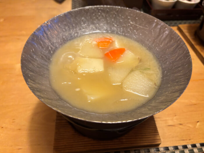 小鍋に入ったみそ汁。固形燃料であたためる。