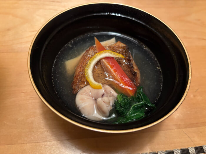 たらとたちの椀物。ゆずやにんじんものっている。