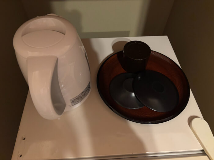 冷蔵庫の上にあるポット、茶筒、茶托。