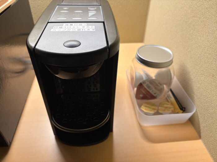 コーヒーメーカー。
ミルク、砂糖、マドラーが2つずつ。シティローストとアールグレイのカートリッジが2つずつ。