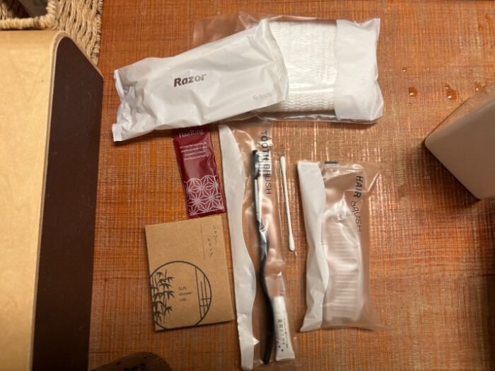 アメニティの種類。ひげそり、ボディタオル、ヘアブラシ、歯ブラシ、ヘアゴム、シャワーキャップ。