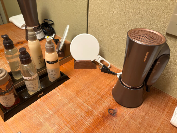 ドライヤー、手鏡、クレンジング&洗顔、化粧水、乳液。