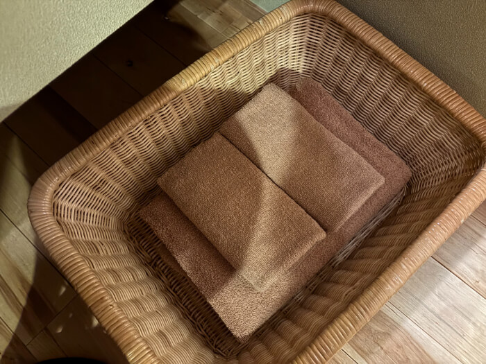 浴室にはかごに入ったハンドタオル、バスタオルが2つずつある。