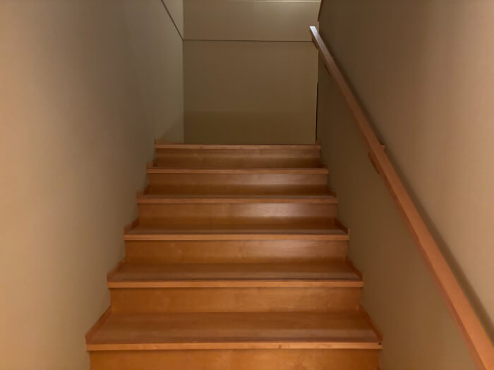 2階に上がる階段。右側には手すりがついている。