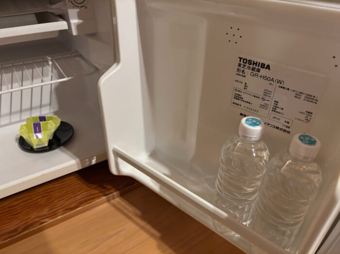 冷蔵庫内の黒豆ゼリーとペットボトルに入った水が2つ。