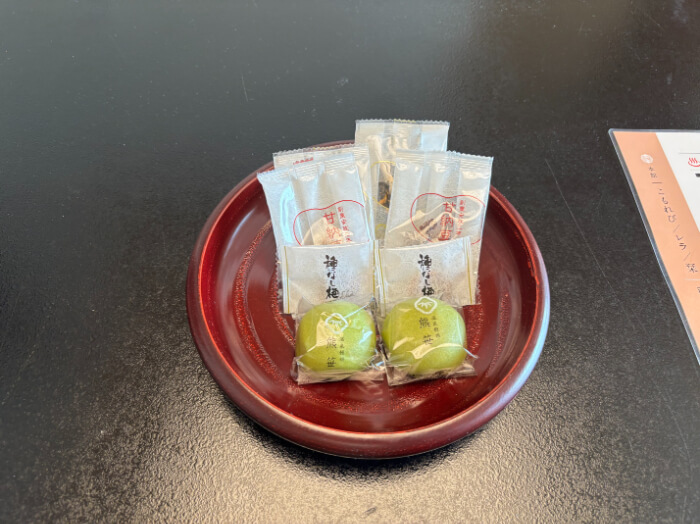 お盆に豆、甘納豆、種無し梅、熊笹まんじゅうが2人分入っている。