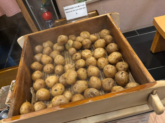 大量のふかしいも。湯気が出ている。