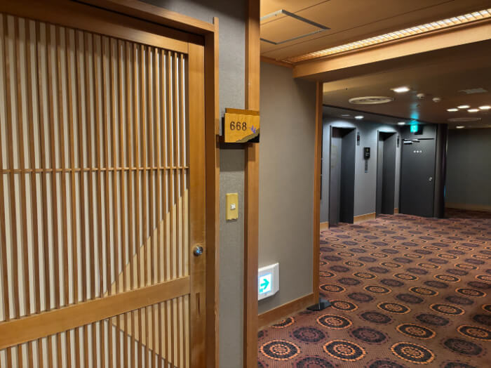 本館「栞」の玄関前と別館のエレベーター