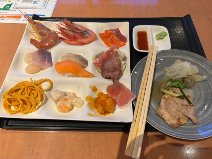 ビュッフェで取ってきた料理。赤えび、甘えび、サーモンの刺身。寿司。パスタ、生ハム、グラタンなど。
