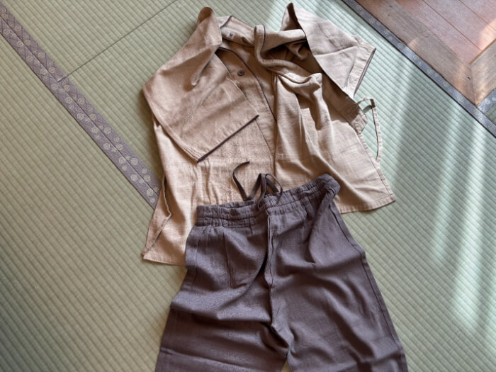 畳に置かれた作務衣