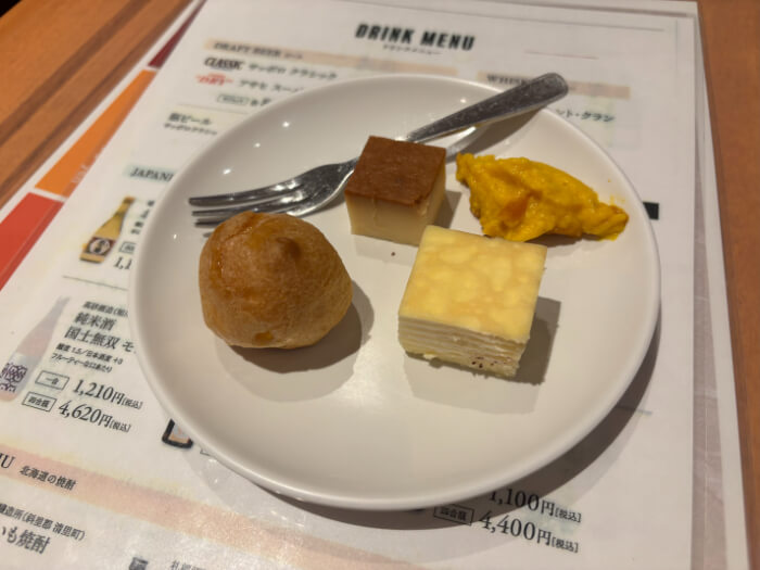 デザートのプリン、シュークリーム、ミルクレープ、ティラミス。