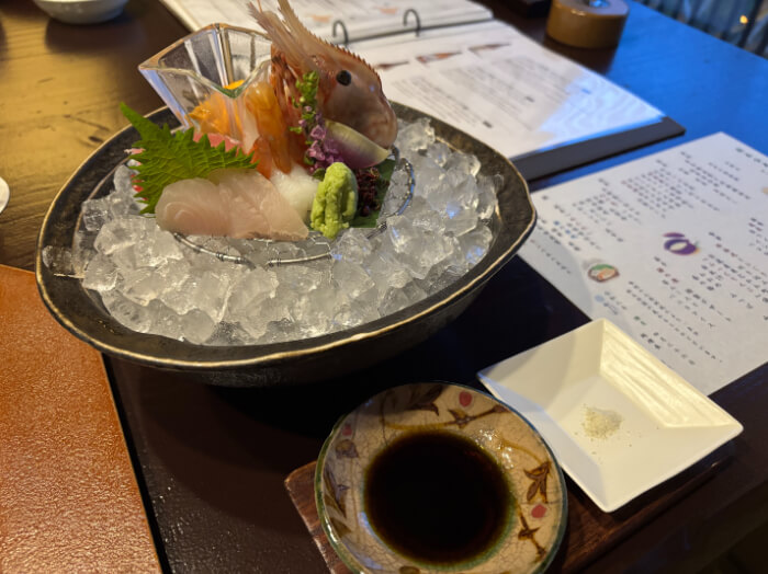 与種盛り合わせのお造り。手前には小皿に入った醤油と塩が置いてある。